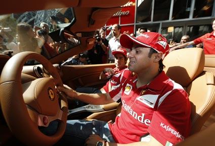 هتافات التشجيع لألونسو وماسا تضجّ في عالم فيراري أبوظبي قبل السباق